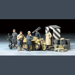 German Luftwaffe Crew (Winter) w/Kettenkraftrad