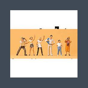 Spectators, missing 4 figures