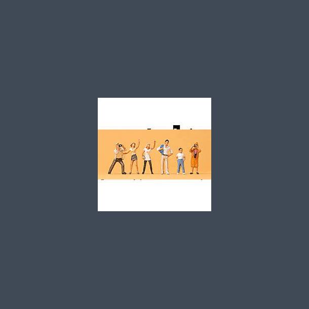 Spectators, missing 4 figures