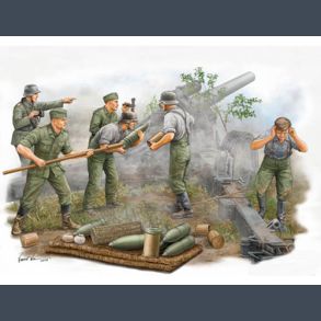 German s.FH 18 Field Howitzer Gun Crew