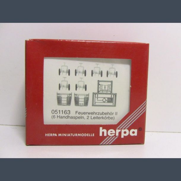 Feuerwehrzubeh�r II (6 Handhaspeln, 2 Leiterk�rbe)